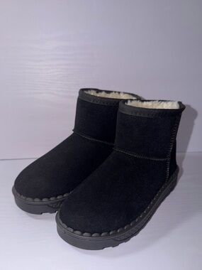 NWOT SHEIN Black Boots with Cream Shearling Interior